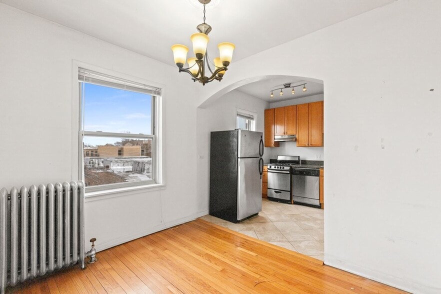 Building Photo - 4505 N Greenview Ave