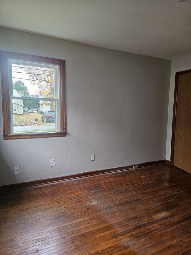 Building Photo - Cozy, great location!