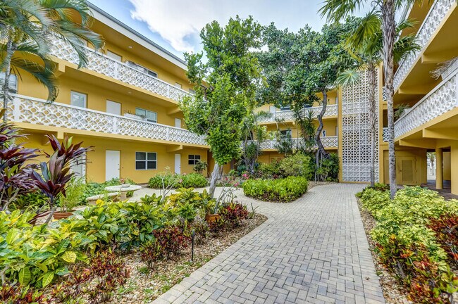 Building Photo - 815 Middle River Dr