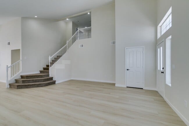 Building Photo - Stunning 3 Bedroom, 2.5 Bathroom Home in E...