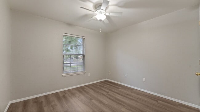 Building Photo - "Homey 3-Bedroom Retreat with 2 Full Baths...