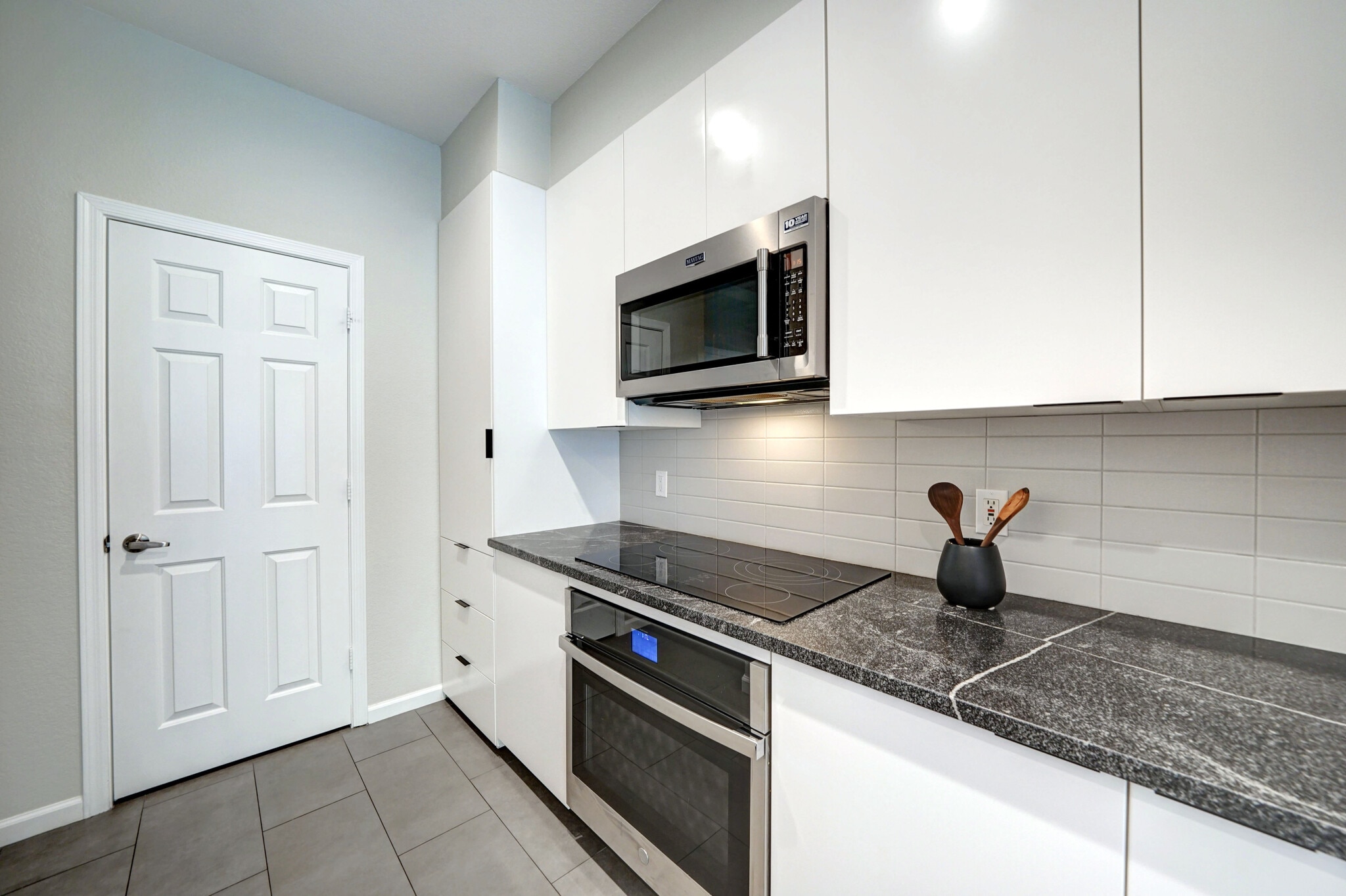 Kitchen with high-end oven, easy-clean cooktop and microwave oven - 435 W Rio Salado Pky
