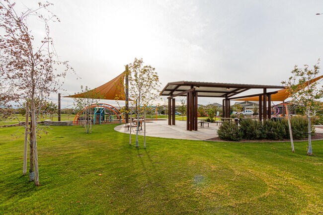 Building Photo - Home in Gated Community! Western Enclave! ...