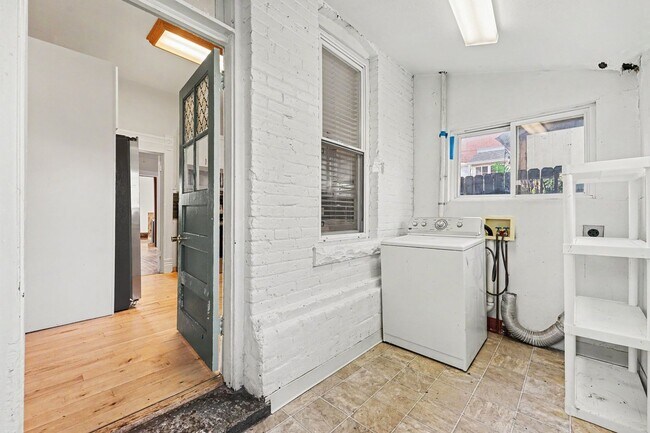 Building Photo - 2315 Franklin St