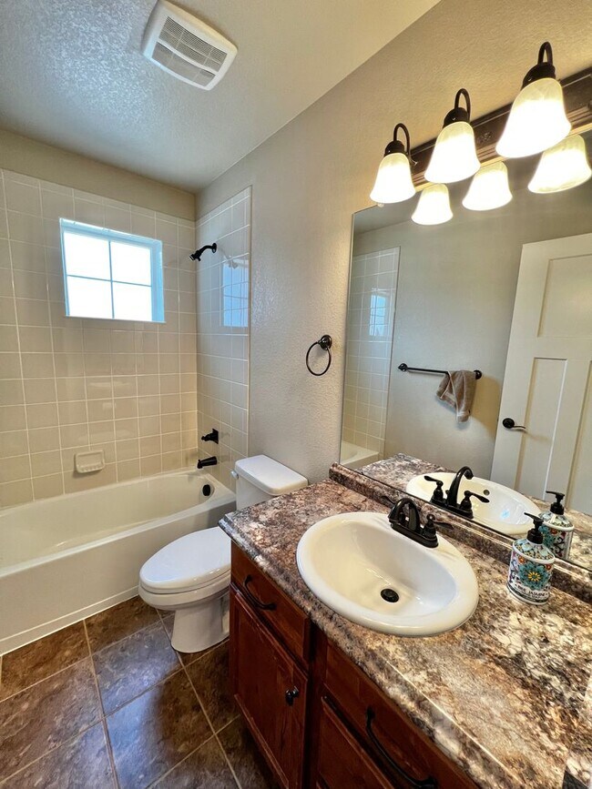 Building Photo - Beautiful 5 Bed House in North Fort Collins!