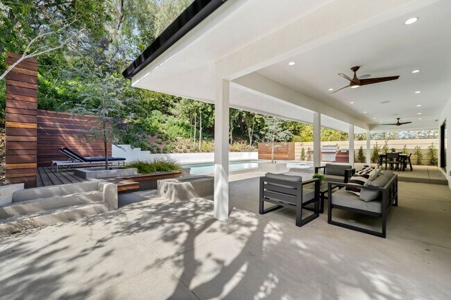 Building Photo - 16105 Clear Oak Dr