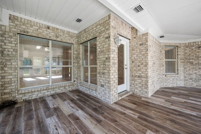 Building Photo - 123 Club Dr