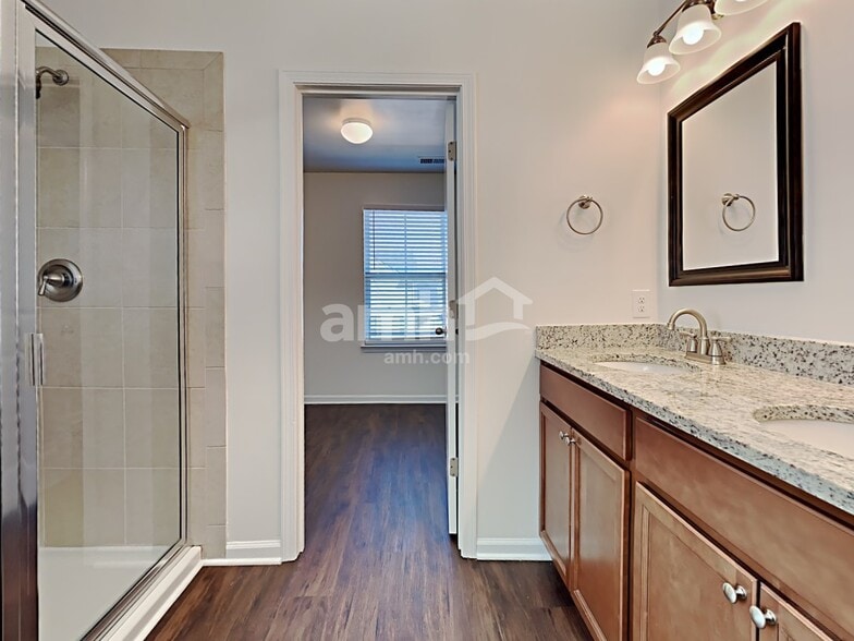 Building Photo - 1360 Hermitage Ln