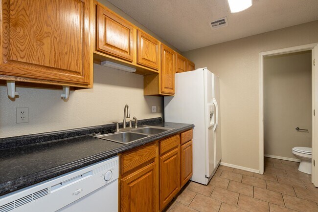 Building Photo - Beautiful  3 Bedroom, 2.5 Bath Condo in Canterbury!