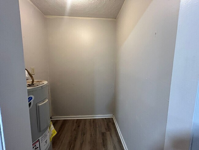Building Photo - 745 Rustland Dr