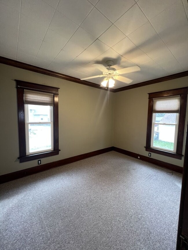 Building Photo - Spacious 4 Bedroom, 2 Bathroom Home