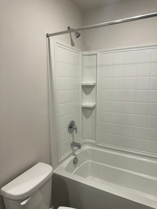 Building Photo - Newer 4 bedroom 2.5 bathroom house! AVAILA...