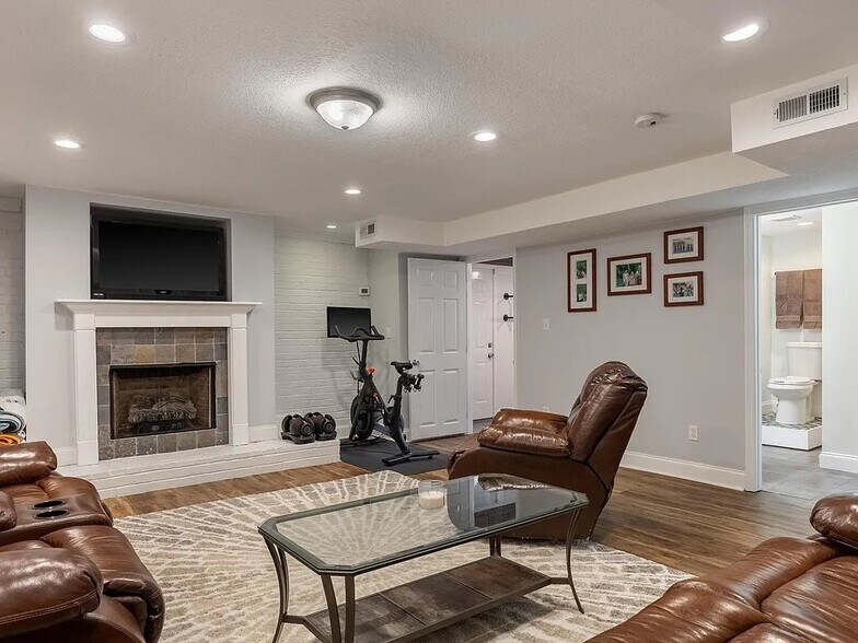 Building Photo - 2418 Cres Club Dr