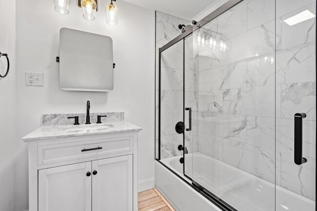 Building Photo - Newly Renovated 3 Bed/2.5 Bath Home - Cent...