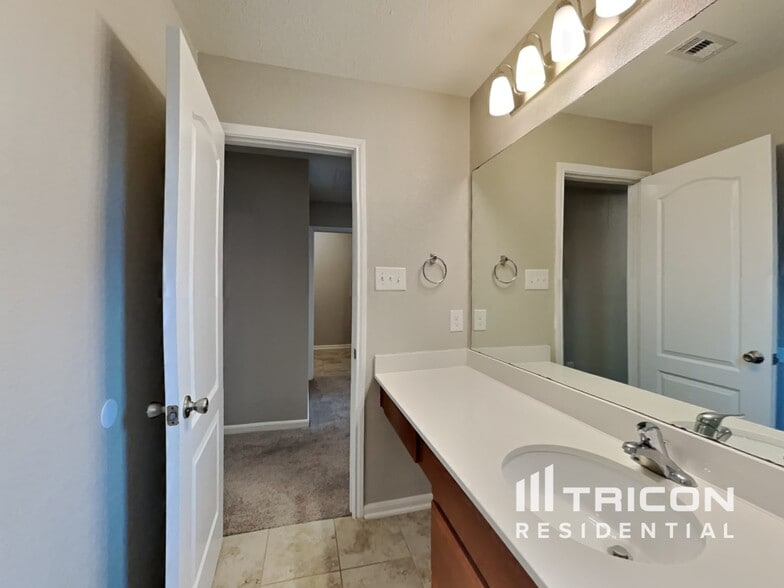 Building Photo - 5342 Castle Discordia St