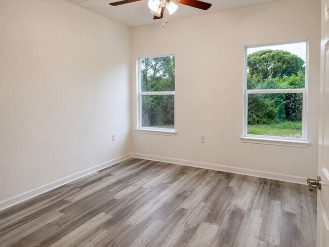 Building Photo - 4/2/2-AVAILABLE OCTOBER