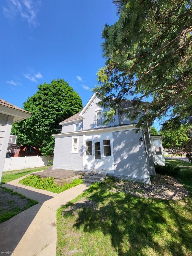 Building Photo - 3 br, 1 bath Triplex - 1104 N 5th St