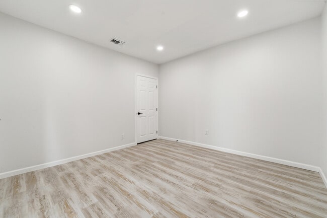 Building Photo - 1566 NW 9th Ave