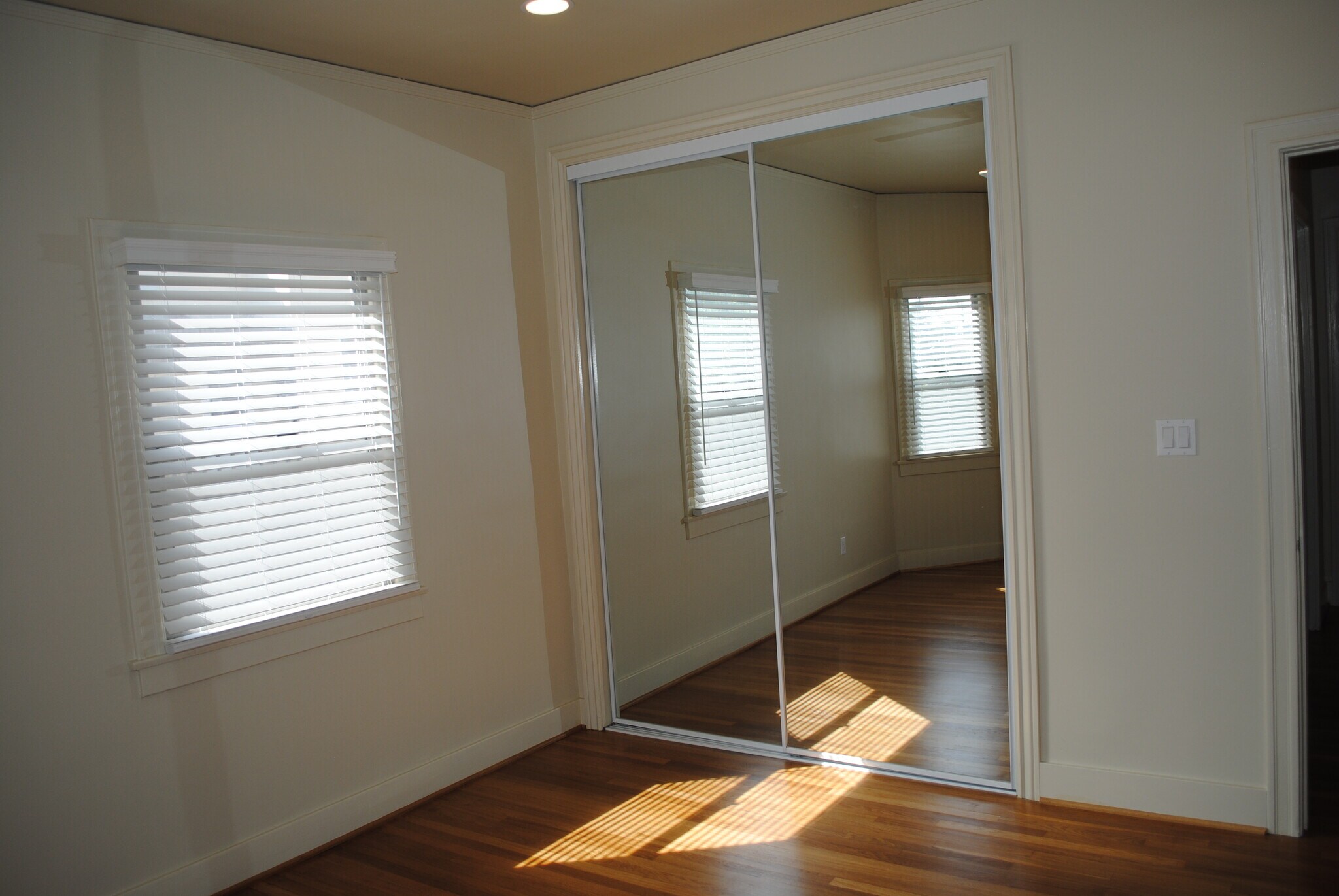 Building Photo - 1172 E Orange Grove Blvd