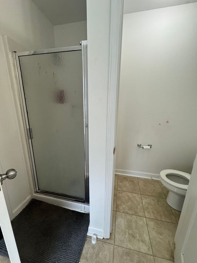 Building Photo - 4 Bedroom Downtown Beauty!