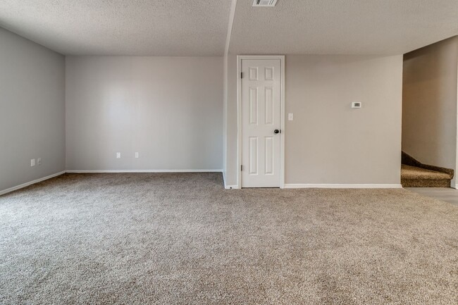Building Photo - Newly Renovated 2bed 2 bath !Townhome
