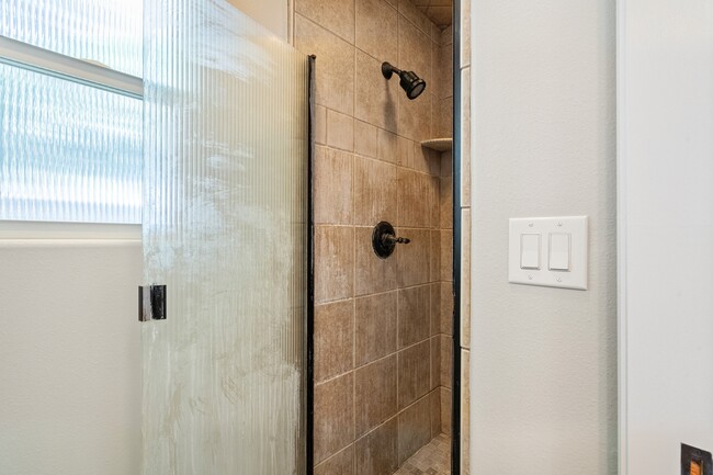 Building Photo - 687 Glenn View Ct