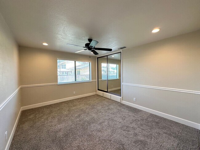 Building Photo - 4 Bedroom Home on Half Acre Lot