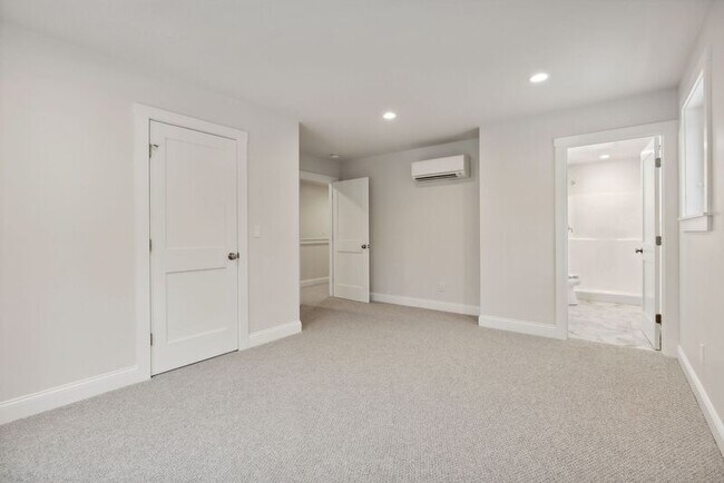 Building Photo - 24 Foliage Way