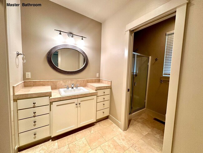 Building Photo - Luxury Living Near Valley River!