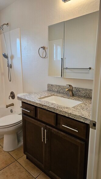 Bathroom2 - 862 E 4th Pl
