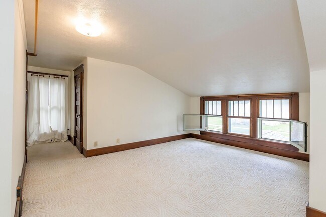 Building Photo - Charming Home - Close to Fort Riley