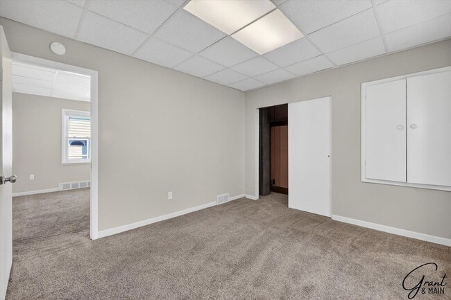 Building Photo - $1450 4 Bedrooms