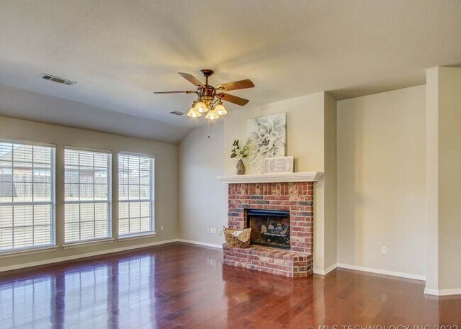 Building Photo - 12414 S Cedar Ave