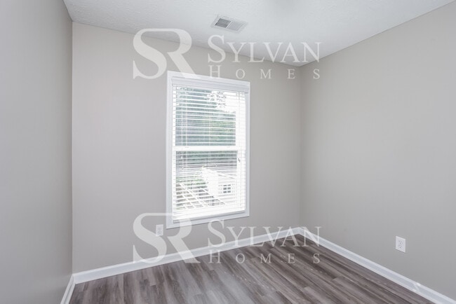 Building Photo - Charming 3 BR, 2.5 BA home awaits new residents