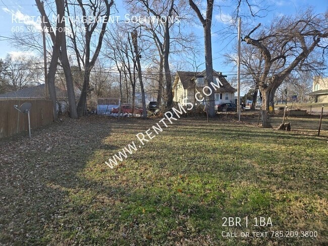 Building Photo - 605 SW Medford Ave