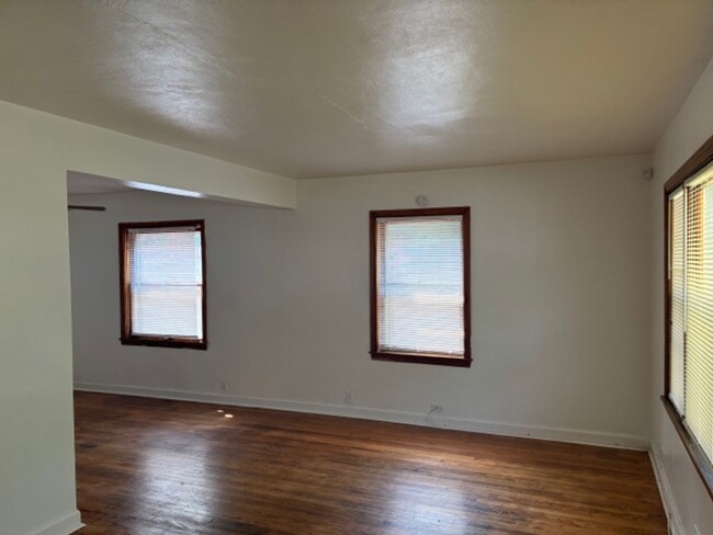 Building Photo - Spacious 2 Bedroom Home