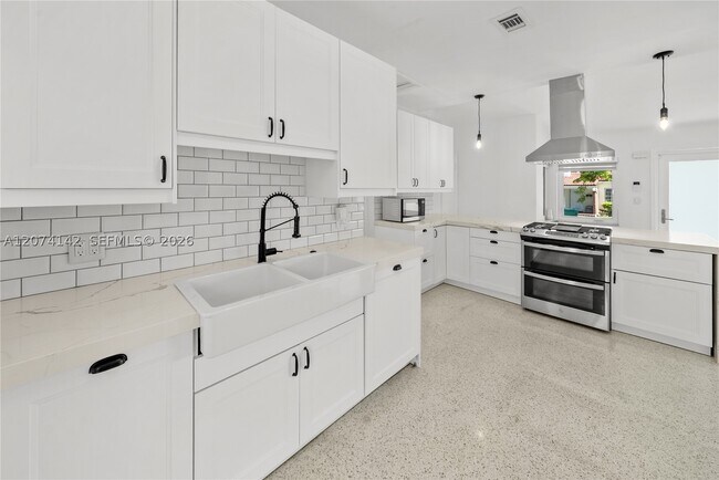 Building Photo - 3130 SW 27th St