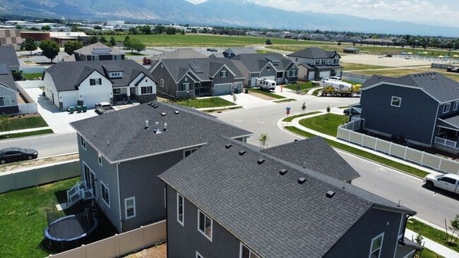 Building Photo - 3 bdrm 2 1/2 bath Home- Small Dog Friendly