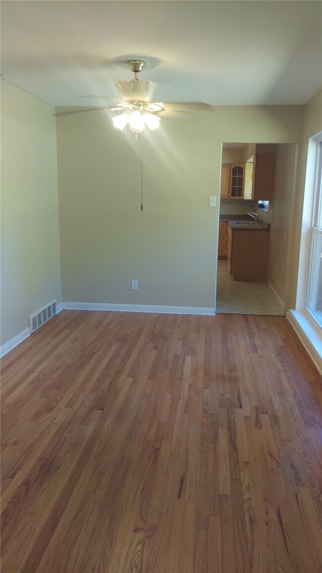 Building Photo - 18 Country Squire Ct