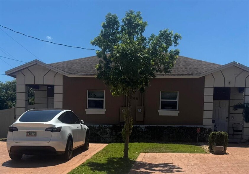 Primary Photo - 798 NE 43rd St