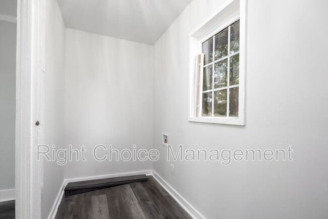 Building Photo - 2855 Viking Dr