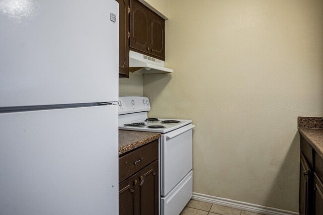 Building Photo - 706 W 10th St