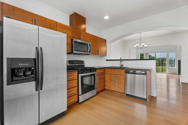 Building Photo - Spacious 3-Level Townhome for Rent in Prime Location
