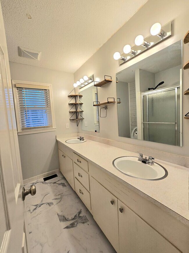 Building Photo - 3 Valleybrook Ct