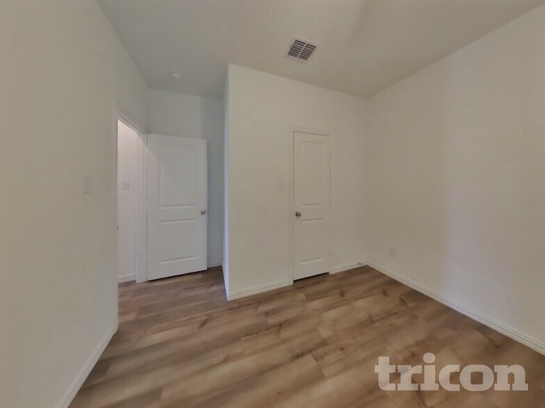 Building Photo - 5416 Montrose Dr