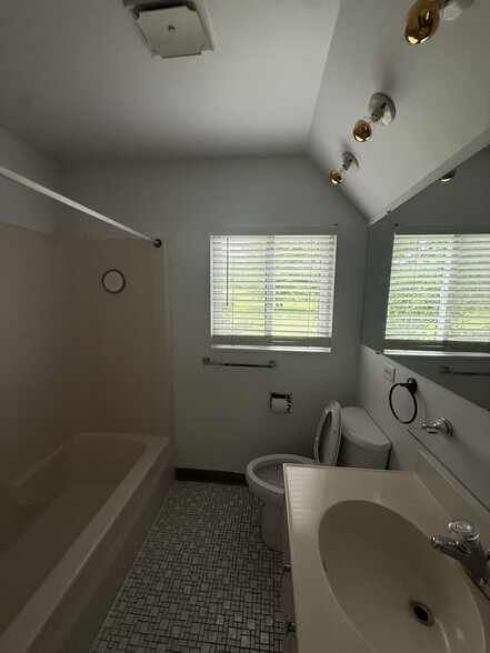 Building Photo - 1051 Danby Rd