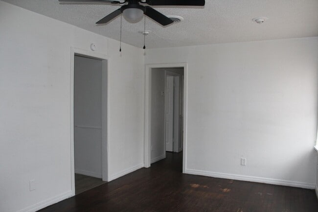 Building Photo - 3800 Woodside Dr