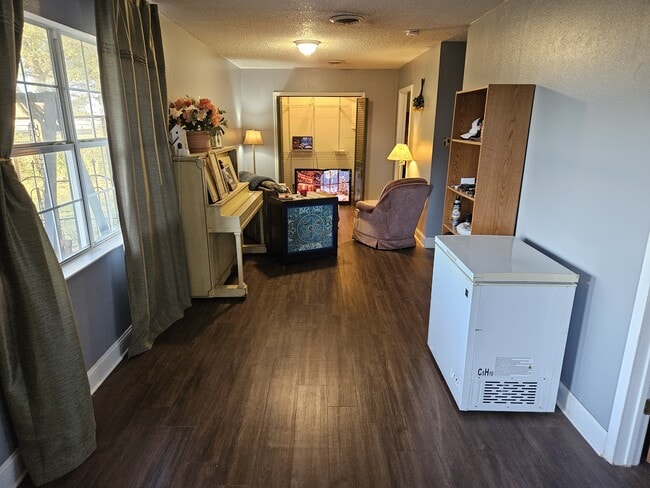 Building Photo - 1207 E County Rd 128