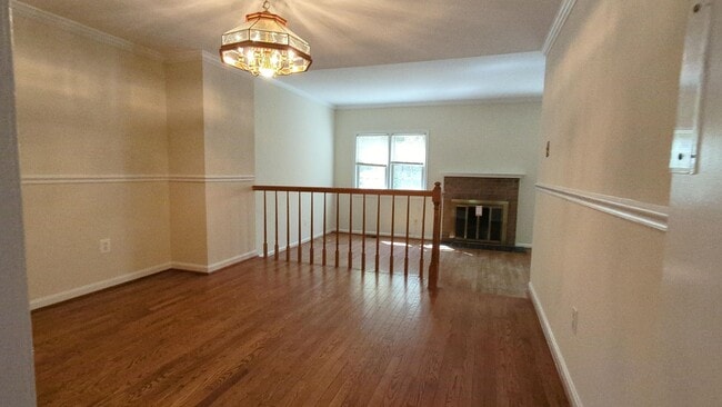 Building Photo - Classic 4 Bed 3.5 Bath Brick Townhome With...