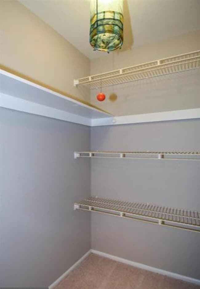 Building Photo - Well-Appointed 2 Bed 1 Bath Condo In Vibra...
